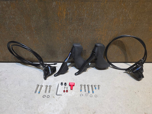 Brems - / Schalthebel von Sram, SRAM FORCE D2 AXS HRD AXS BREMS - / SCHALTHEBEL DISC / SET vor USEDBIKES - OB.DE Hintergrund