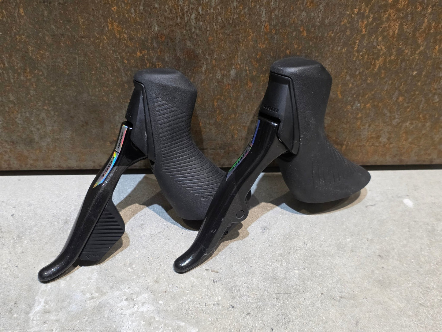 Brems - / Schalthebel von Sram, SRAM FORCE D2 AXS HRD AXS BREMS - / SCHALTHEBEL DISC / SET vor USEDBIKES - OB.DE Hintergrund