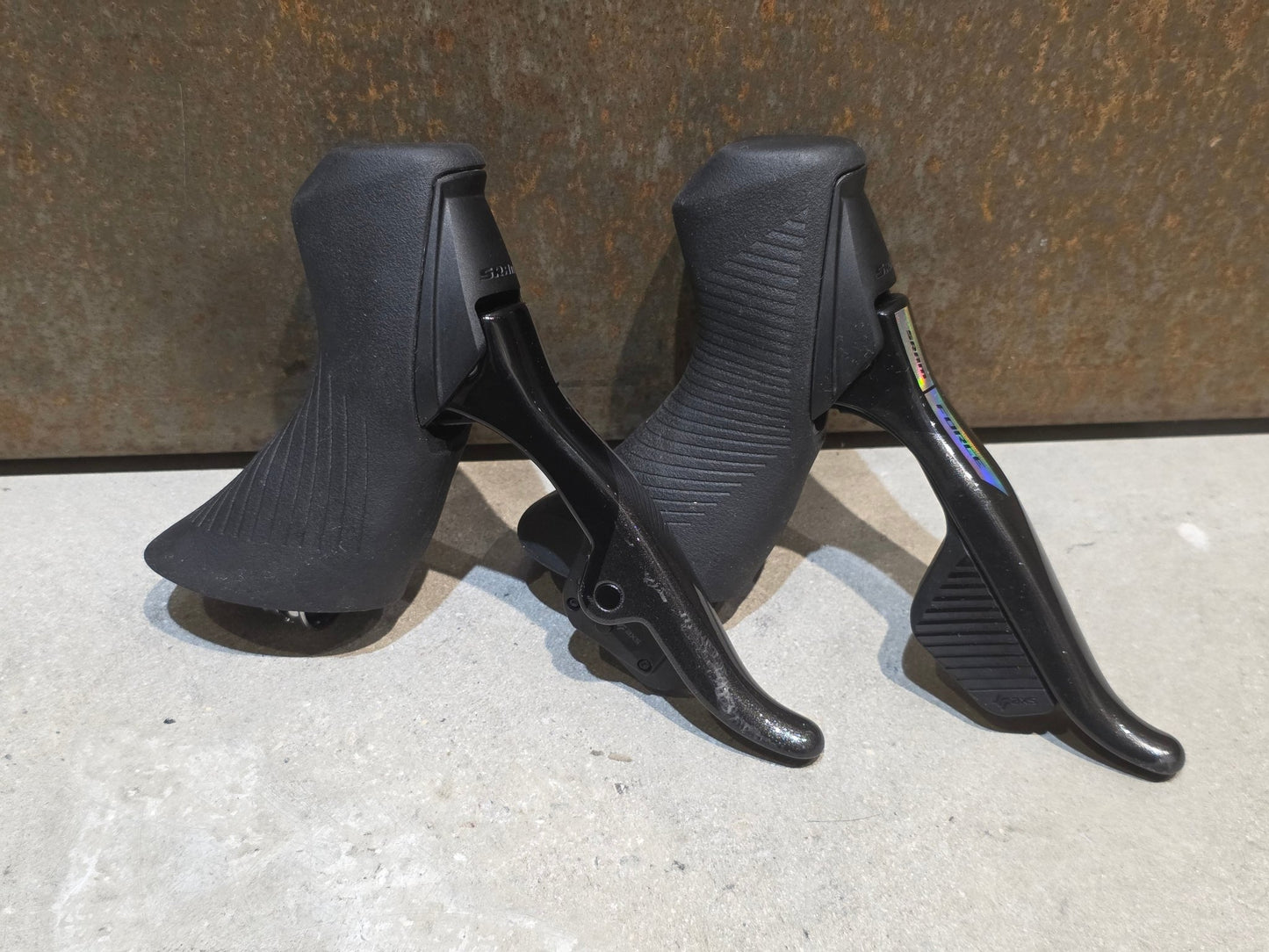Brems - / Schalthebel von Sram, SRAM FORCE D2 AXS HRD AXS BREMS - / SCHALTHEBEL DISC / SET vor USEDBIKES - OB.DE Hintergrund