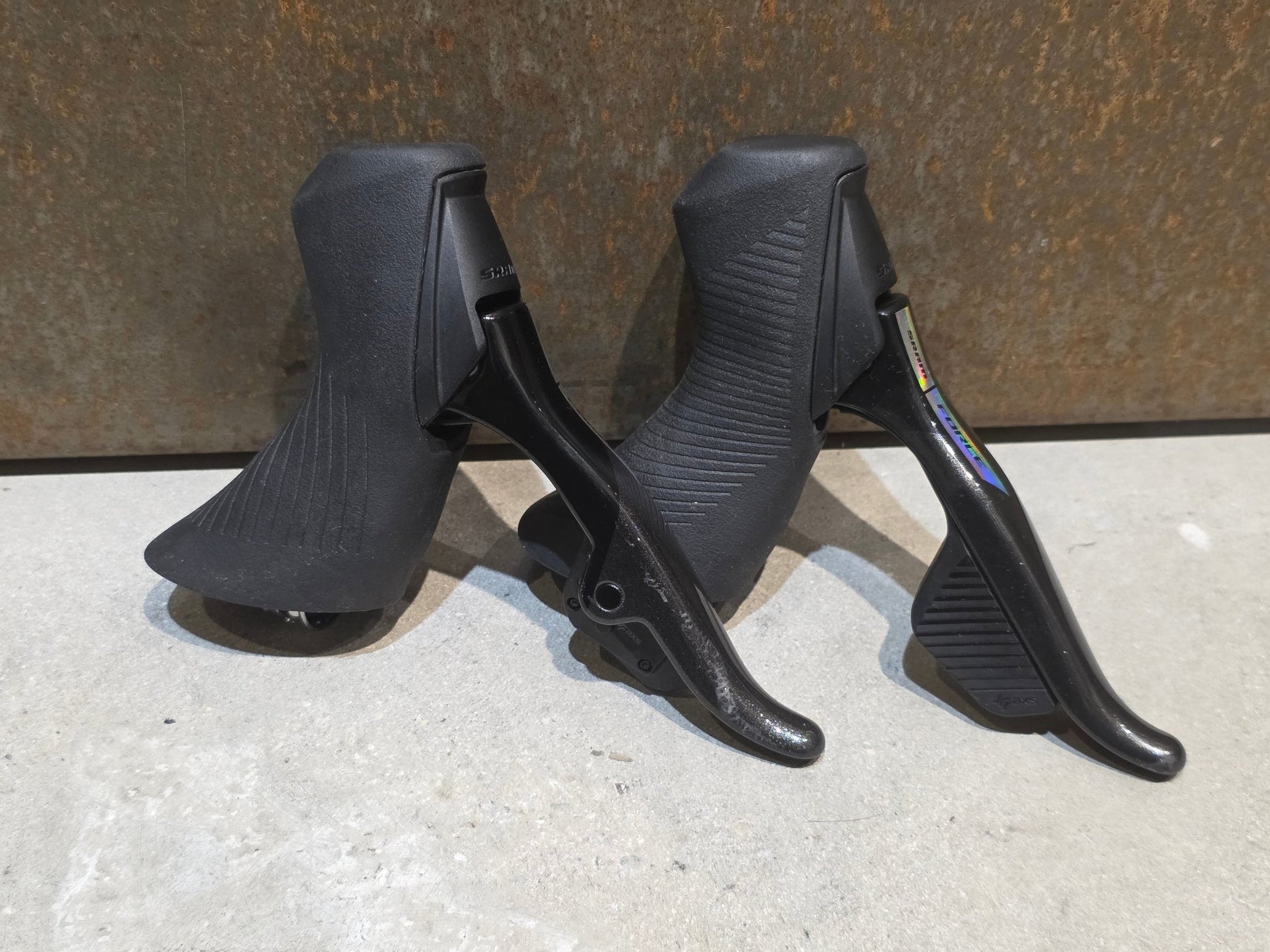 Brems - / Schalthebel von Sram, SRAM FORCE D2 AXS HRD AXS BREMS - / SCHALTHEBEL DISC / SET vor USEDBIKES - OB.DE Hintergrund