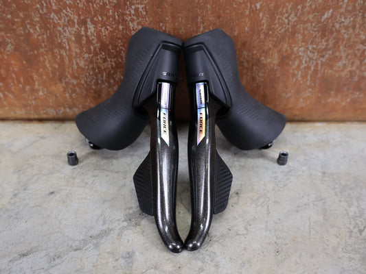 Brems - / Schalthebel von Sram, SRAM FORCE D2 ETAP AXS HRD SCHALTBREMSGRIFFE / 12 - FACH FUNK – CARBON HEBEL vor USEDBIKES - OB.DE Hintergrund