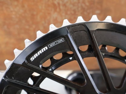 Kurbel von Sram, SRAM FORCE DUB AXS POWERMETER KURBEL E1 172.5MM 48/35T ZÄHNE / 661G vor USEDBIKES-OB.DE Hintergrund
