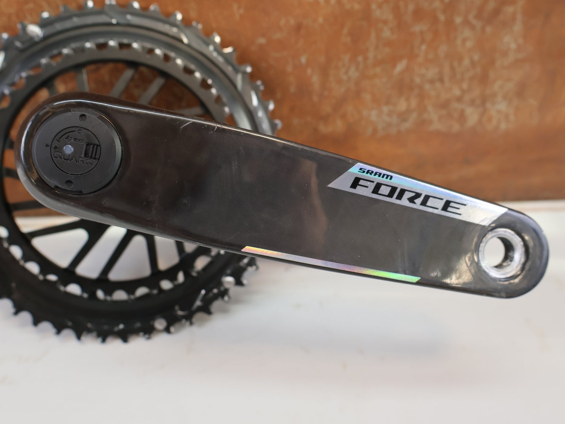 Kurbel von Sram, SRAM FORCE DUB AXS POWERMETER KURBEL E1 172.5MM 48/35T ZÄHNE / 661G vor USEDBIKES-OB.DE Hintergrund
