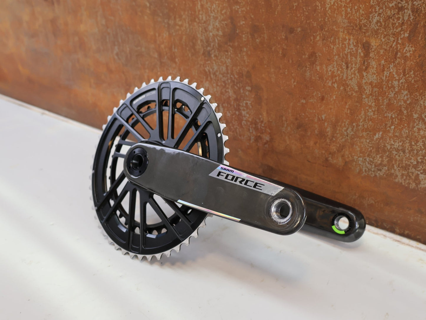 Kurbel von Sram, SRAM FORCE DUB AXS POWERMETER KURBEL E1 172.5MM 48/35T ZÄHNE / 661G vor USEDBIKES-OB.DE Hintergrund