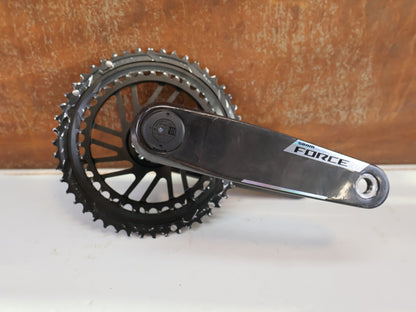Kurbel von Sram, SRAM FORCE DUB AXS POWERMETER KURBEL E1 172.5MM 48/35T ZÄHNE / 661G vor USEDBIKES-OB.DE Hintergrund