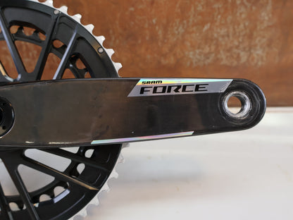 Kurbel von Sram, SRAM FORCE DUB AXS POWERMETER KURBEL E1 172.5MM 48/35T ZÄHNE / 661G vor USEDBIKES-OB.DE Hintergrund