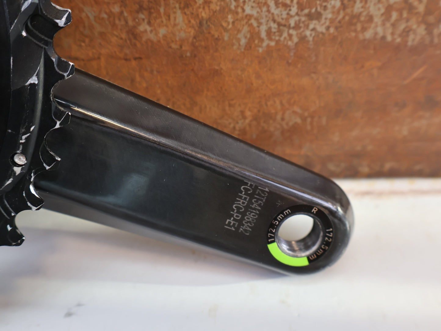 Kurbel von Sram, SRAM FORCE DUB AXS POWERMETER KURBEL E1 172.5MM 48/35T ZÄHNE / 661G vor USEDBIKES-OB.DE Hintergrund
