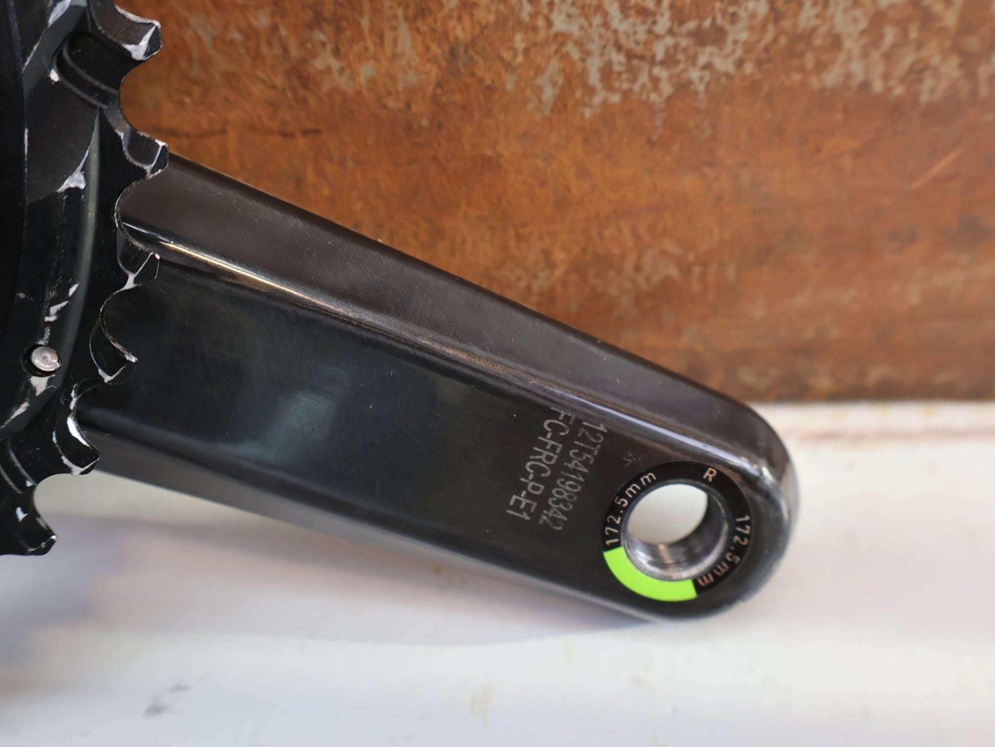Kurbel von Sram, SRAM FORCE DUB AXS POWERMETER KURBEL E1 172.5MM 48/35T ZÄHNE / 661G vor USEDBIKES-OB.DE Hintergrund