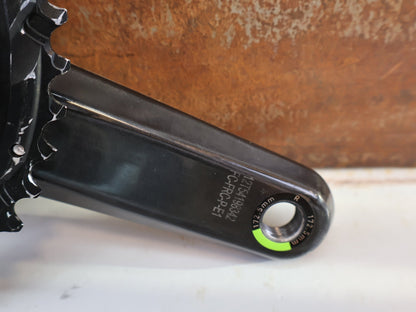 Kurbel von Sram, SRAM FORCE DUB AXS POWERMETER KURBEL E1 172.5MM 48/35T ZÄHNE / 661G vor USEDBIKES-OB.DE Hintergrund
