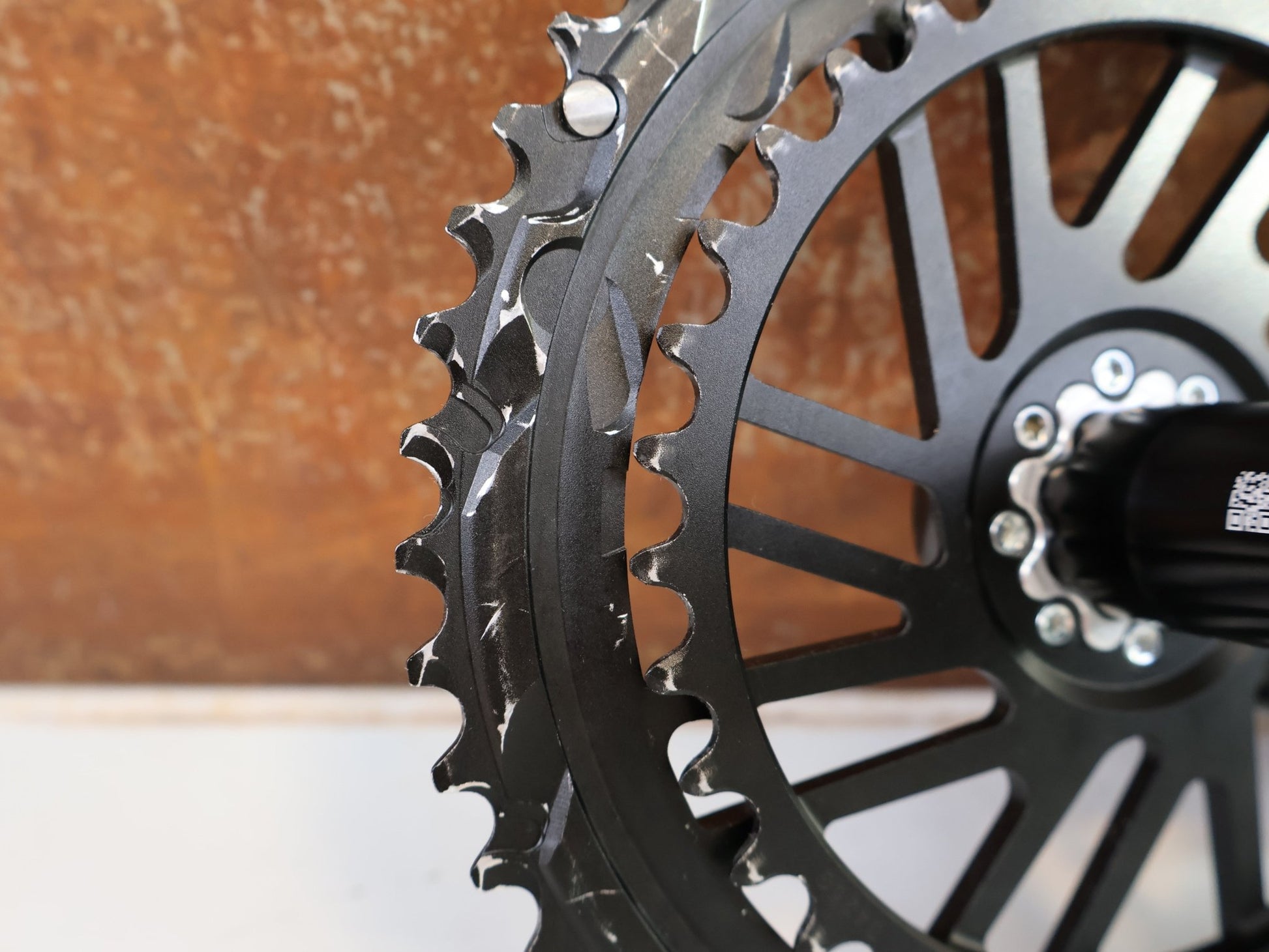 Kurbel von Sram, SRAM FORCE DUB AXS POWERMETER KURBEL E1 172.5MM 48/35T ZÄHNE / 661G vor USEDBIKES-OB.DE Hintergrund