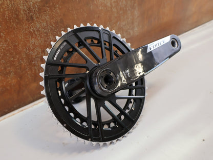 Kurbel von Sram, SRAM FORCE DUB AXS POWERMETER KURBEL E1 172.5MM 48/35T ZÄHNE / 661G vor USEDBIKES-OB.DE Hintergrund