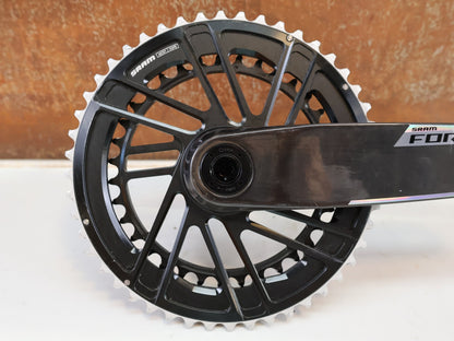 Kurbel von Sram, SRAM FORCE DUB AXS POWERMETER KURBEL E1 172.5MM 48/35T ZÄHNE / 661G vor USEDBIKES-OB.DE Hintergrund