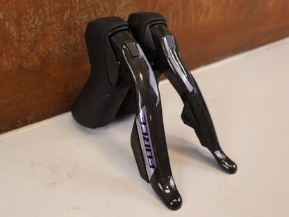 Brems-/ Schalthebel von Sram, SRAM FORCE E1 AXS HRD BREMS-/ SCHALTHEBEL DISC / SET vor USEDBIKES-OB.DE Hintergrund