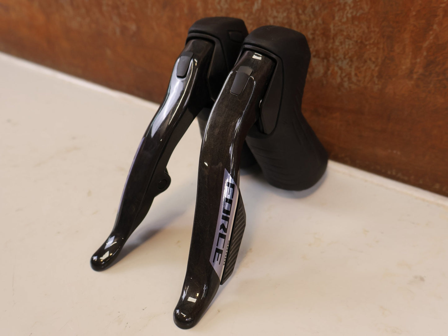 Brems-/ Schalthebel von Sram, SRAM FORCE E1 AXS HRD BREMS-/ SCHALTHEBEL DISC / SET vor USEDBIKES-OB.DE Hintergrund