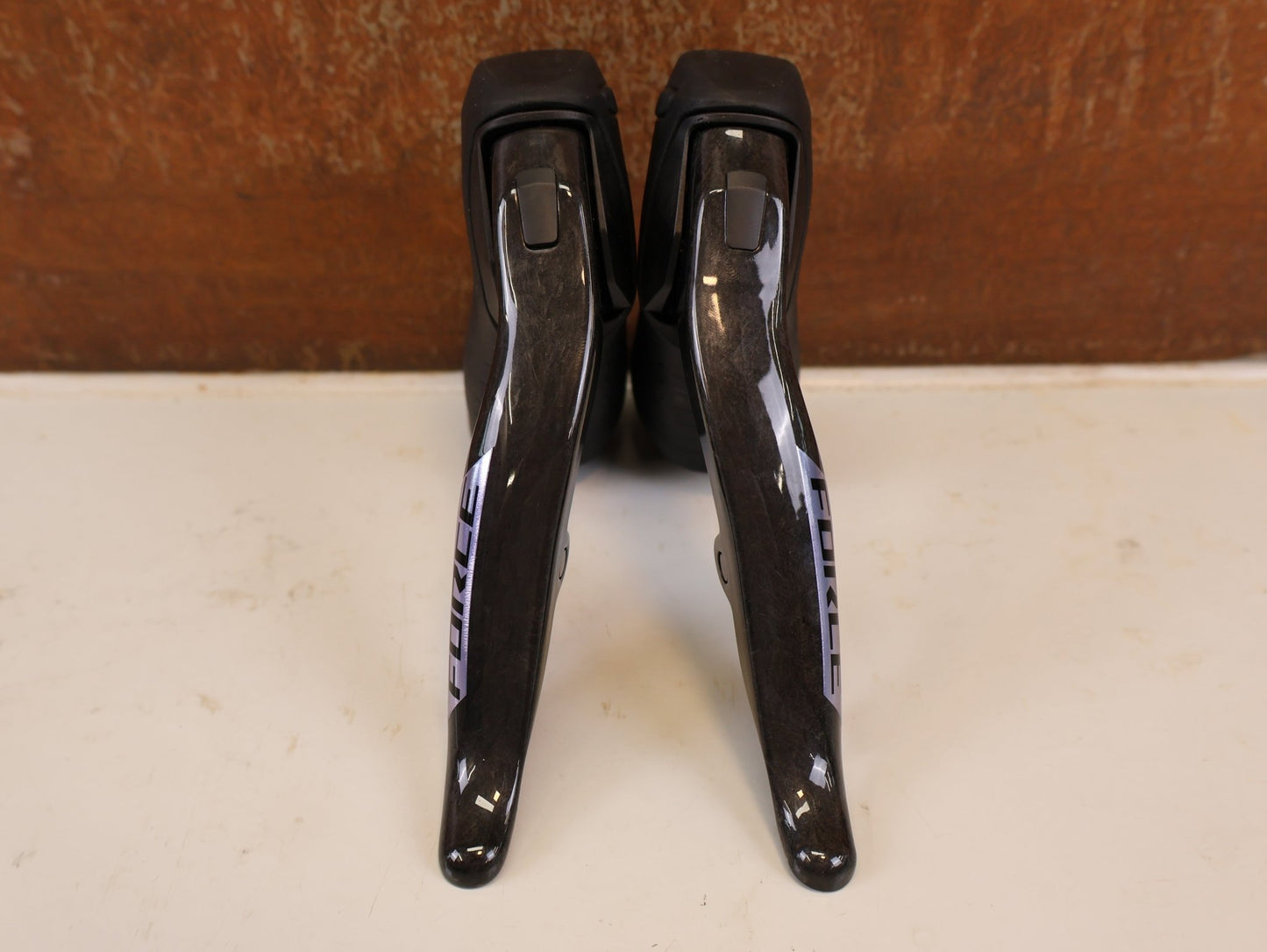 Brems-/ Schalthebel von Sram, SRAM FORCE E1 AXS HRD BREMS-/ SCHALTHEBEL DISC / SET vor USEDBIKES-OB.DE Hintergrund