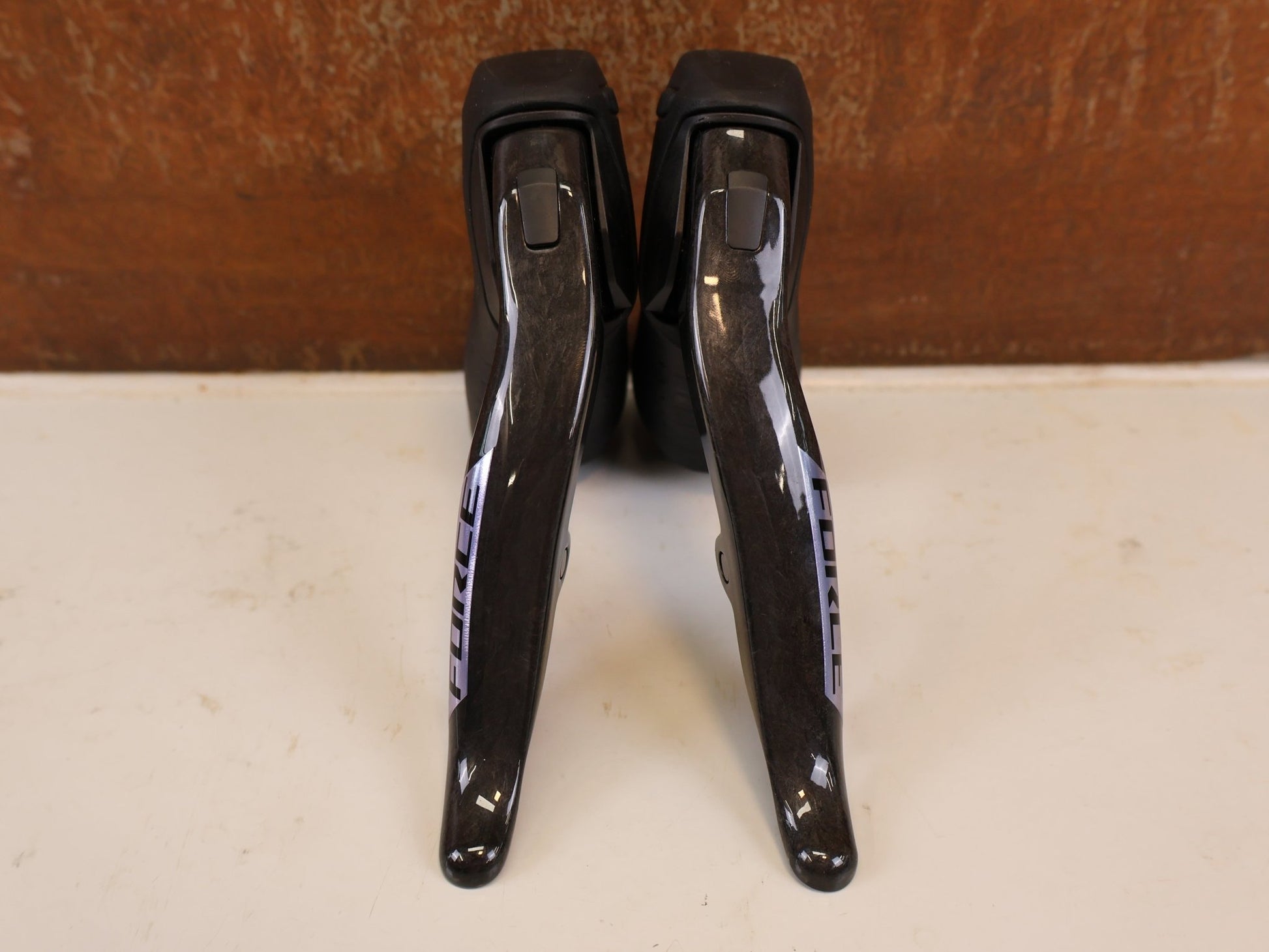 Brems-/ Schalthebel von Sram, SRAM FORCE E1 AXS HRD BREMS-/ SCHALTHEBEL DISC / SET vor USEDBIKES-OB.DE Hintergrund
