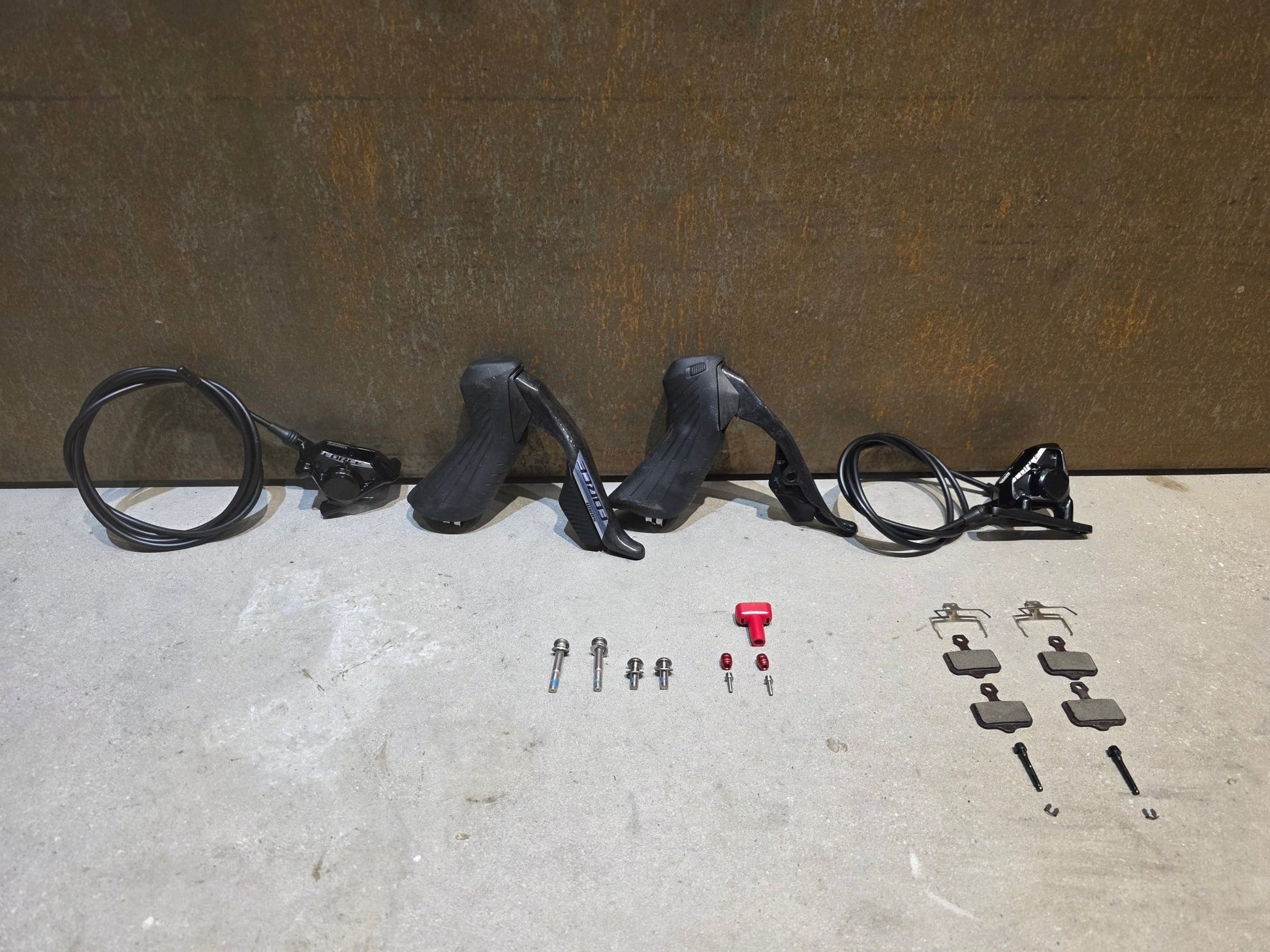 Brems - / Schalthebel von Sram, SRAM FORCE E1 AXS HRD BREMS - / SCHALTHEBEL DISC / SET vor USEDBIKES - OB.DE Hintergrund