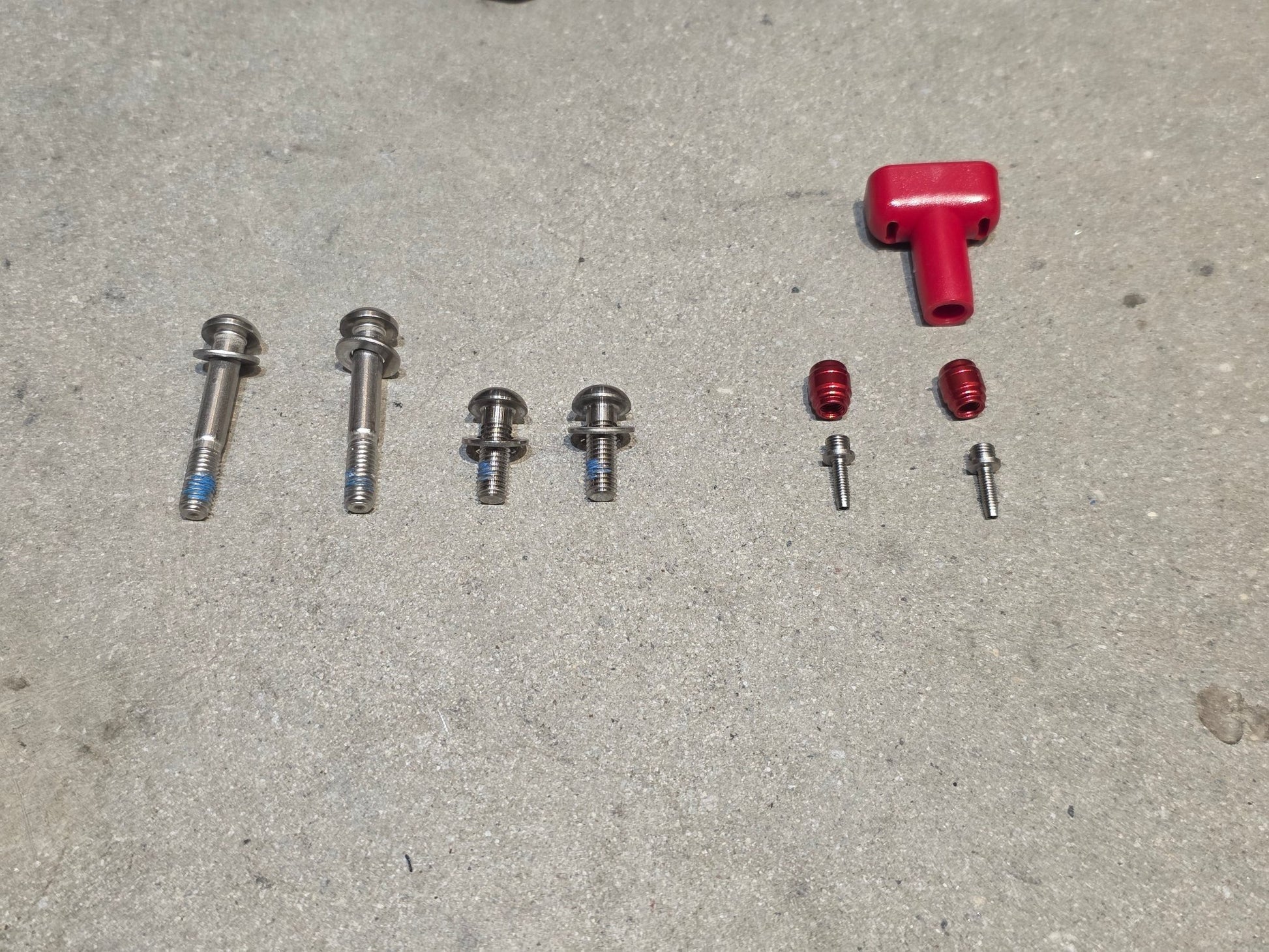 Brems - / Schalthebel von Sram, SRAM FORCE E1 AXS HRD BREMS - / SCHALTHEBEL DISC / SET vor USEDBIKES - OB.DE Hintergrund