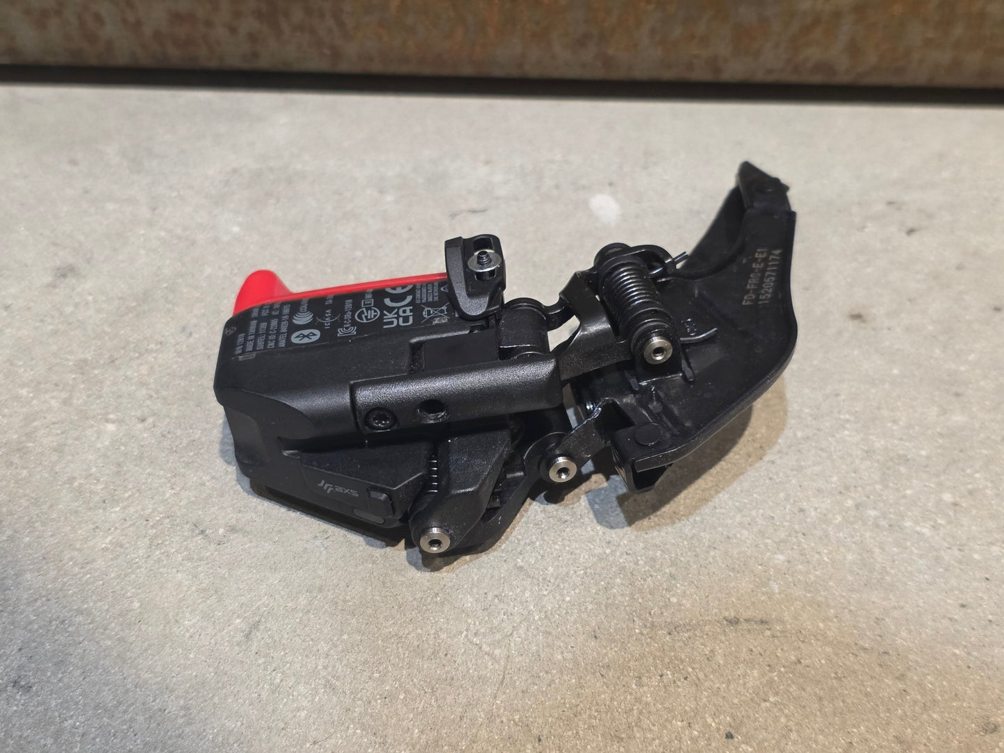 Schaltungsteile von Sram, SRAM FORCE E1 AXS UMWERFER 12 FACH vor USEDBIKES - OB.DE Hintergrund