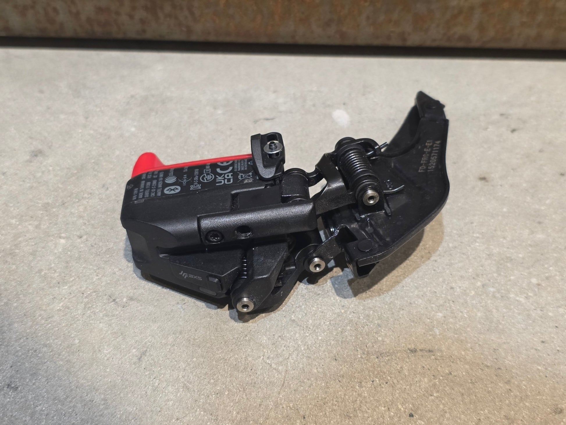 Schaltungsteile von Sram, SRAM FORCE E1 AXS UMWERFER 12 FACH vor USEDBIKES - OB.DE Hintergrund