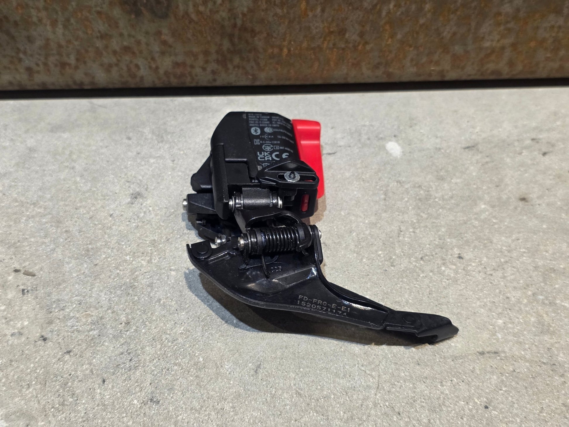Schaltungsteile von Sram, SRAM FORCE E1 AXS UMWERFER 12 FACH vor USEDBIKES - OB.DE Hintergrund