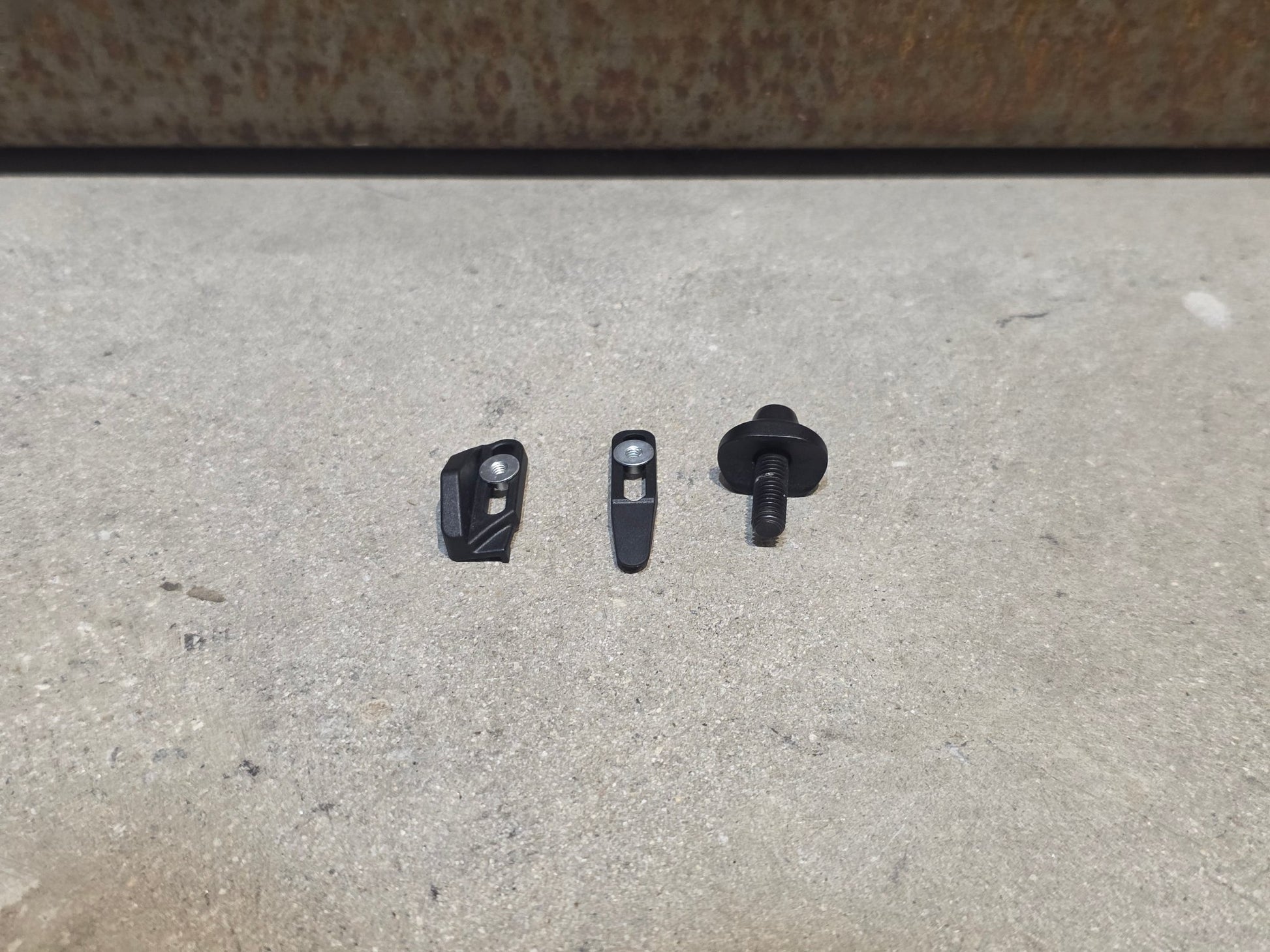 Schaltungsteile von Sram, SRAM FORCE E1 AXS UMWERFER 12 FACH vor USEDBIKES - OB.DE Hintergrund