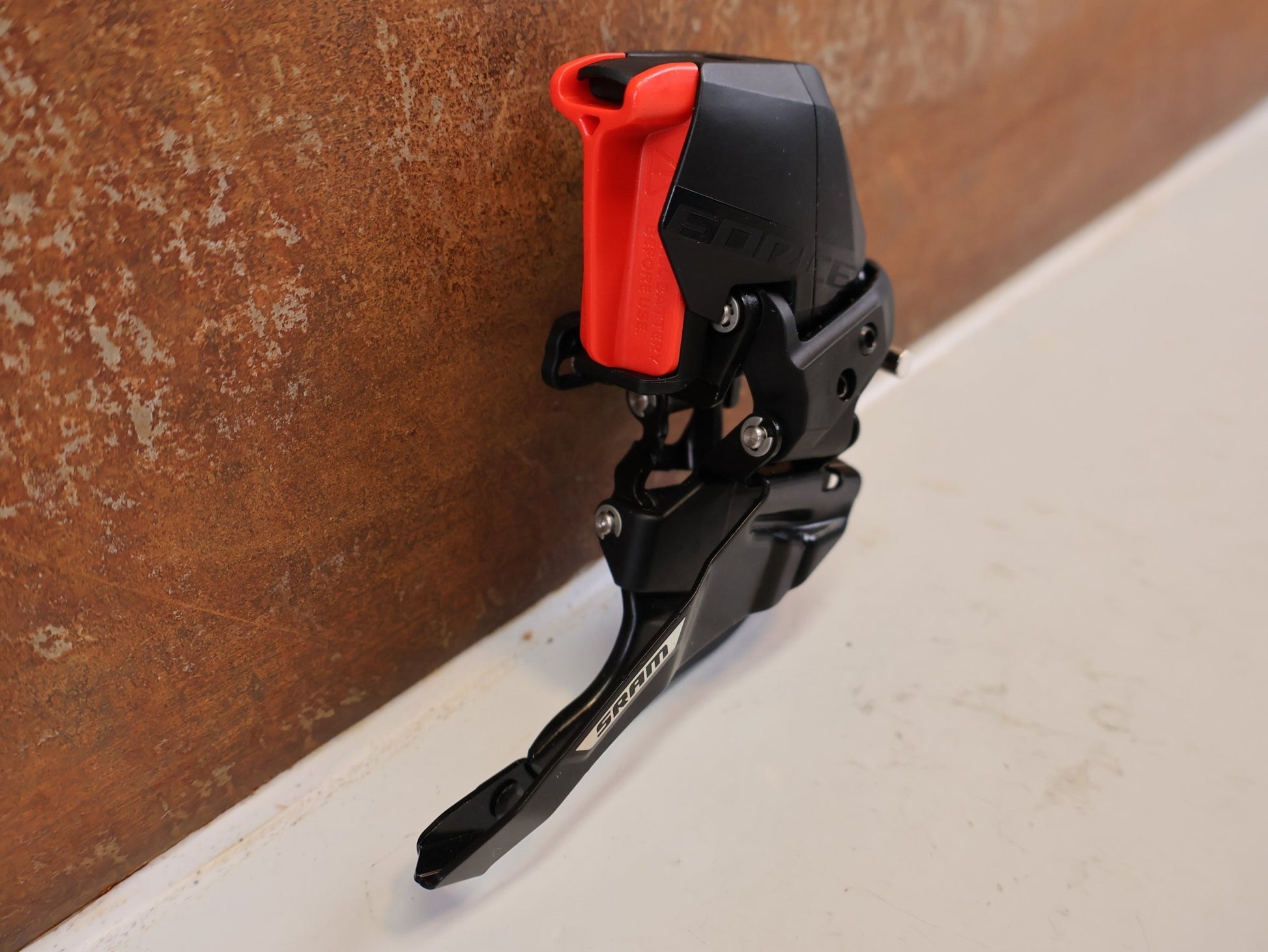 Schaltungsteile von Sram, SRAM FORCE E1 AXS UMWERFER 2X12 FACH ANLÖT vor USEDBIKES-OB.DE Hintergrund