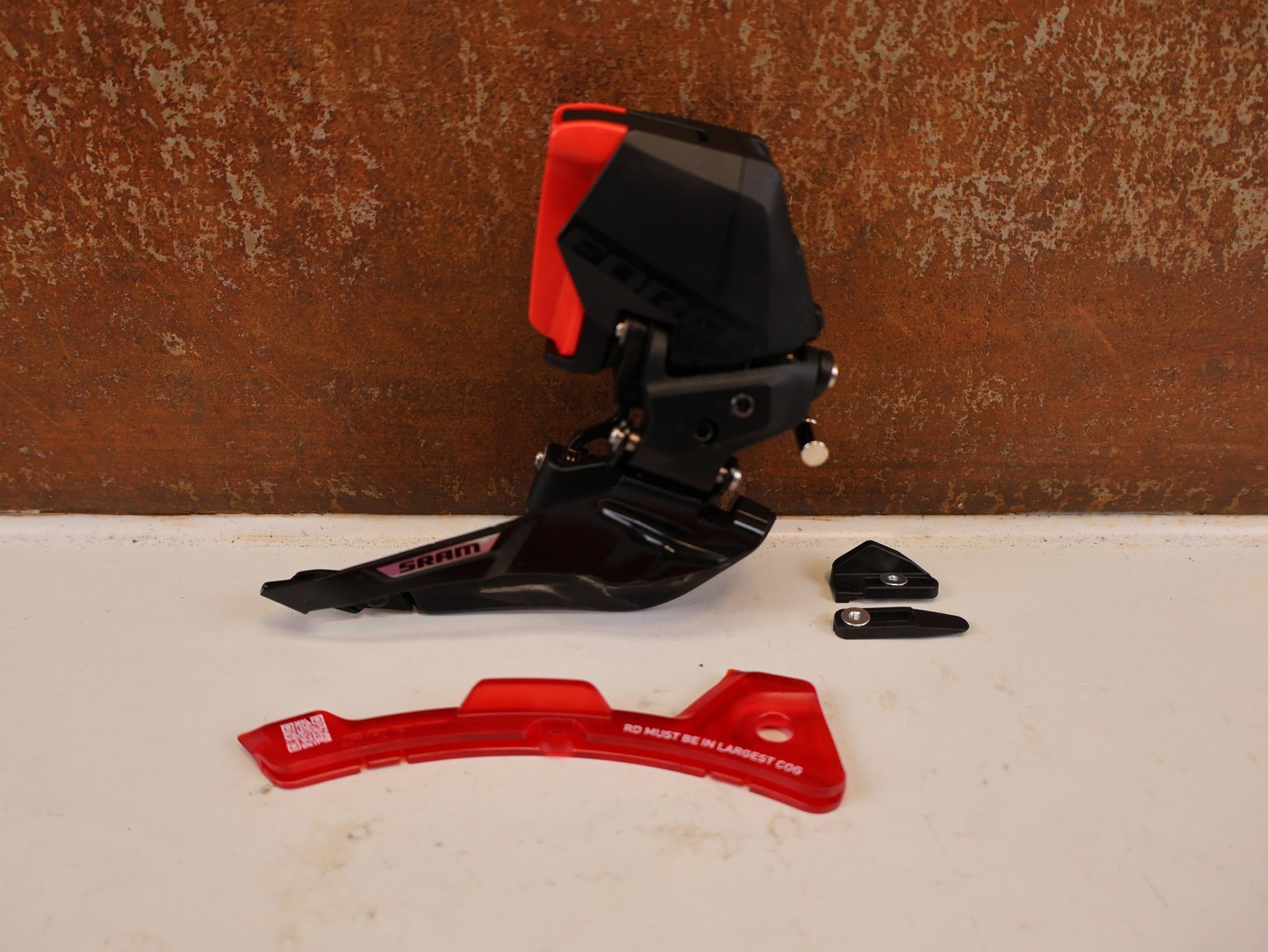 Schaltungsteile von Sram, SRAM FORCE E1 AXS UMWERFER 2X12 FACH ANLÖT vor USEDBIKES-OB.DE Hintergrund