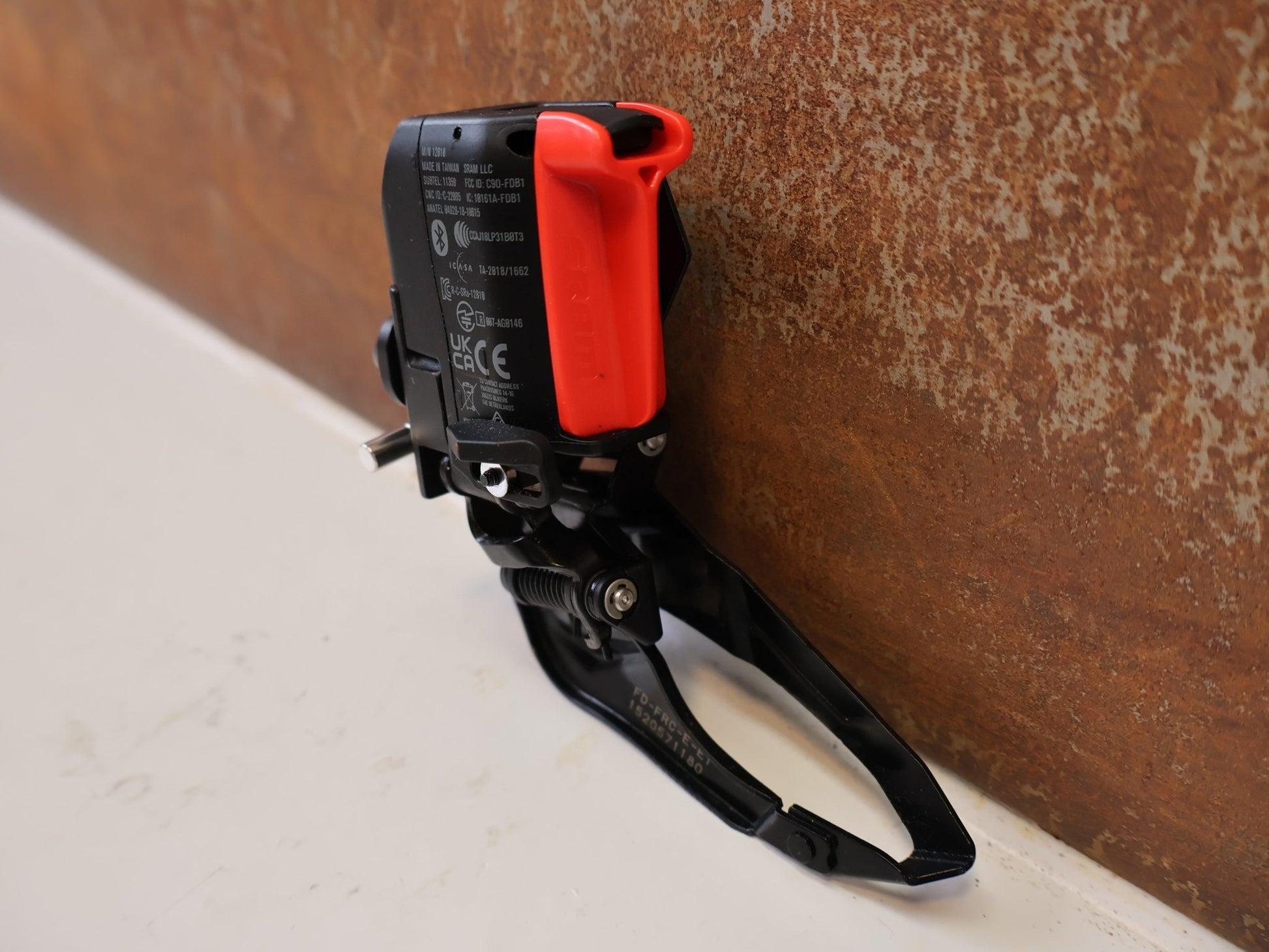 Schaltungsteile von Sram, SRAM FORCE E1 AXS UMWERFER 2X12 FACH ANLÖT vor USEDBIKES-OB.DE Hintergrund