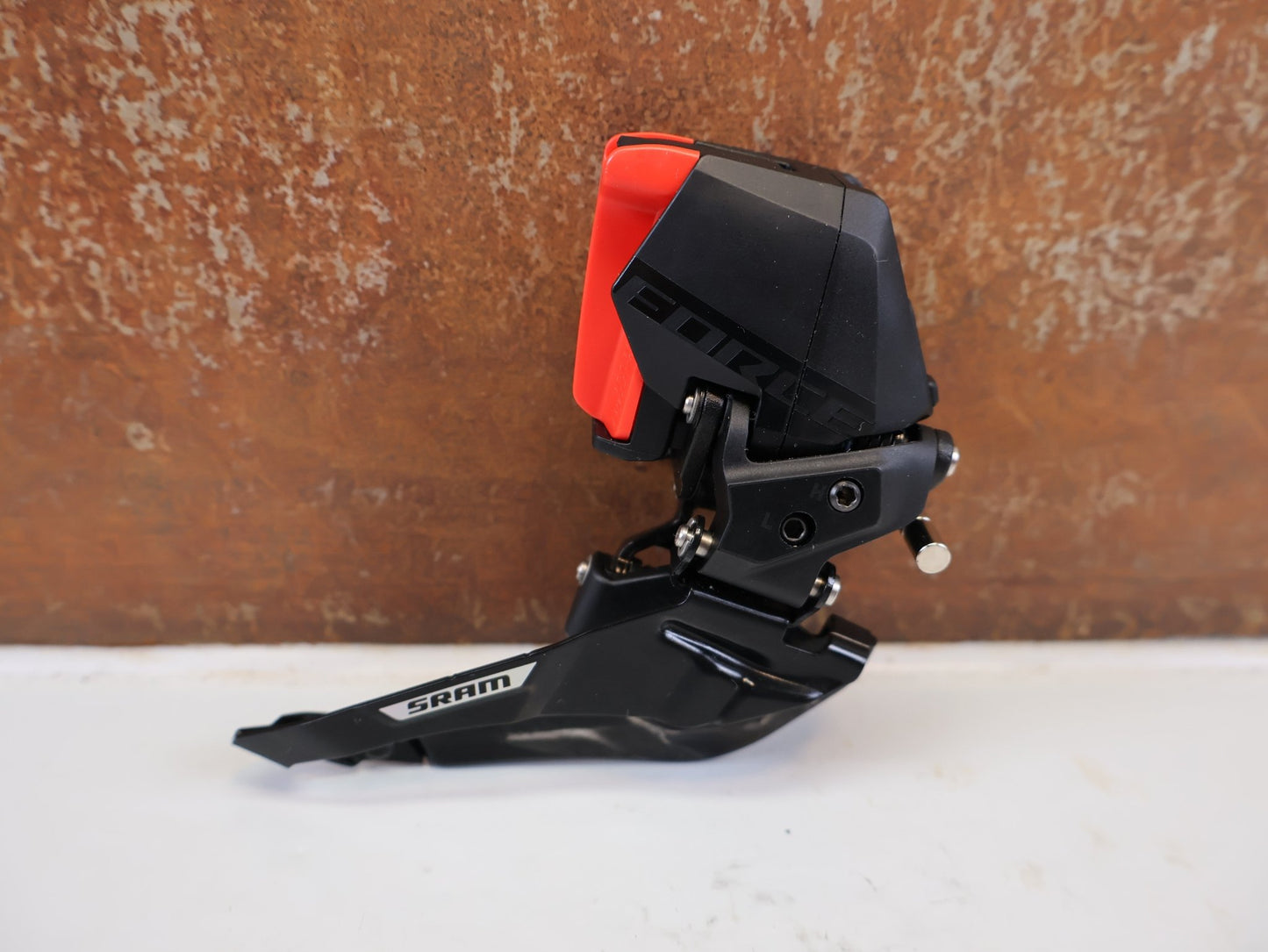 Schaltungsteile von Sram, SRAM FORCE E1 AXS UMWERFER 2X12 FACH ANLÖT vor USEDBIKES-OB.DE Hintergrund