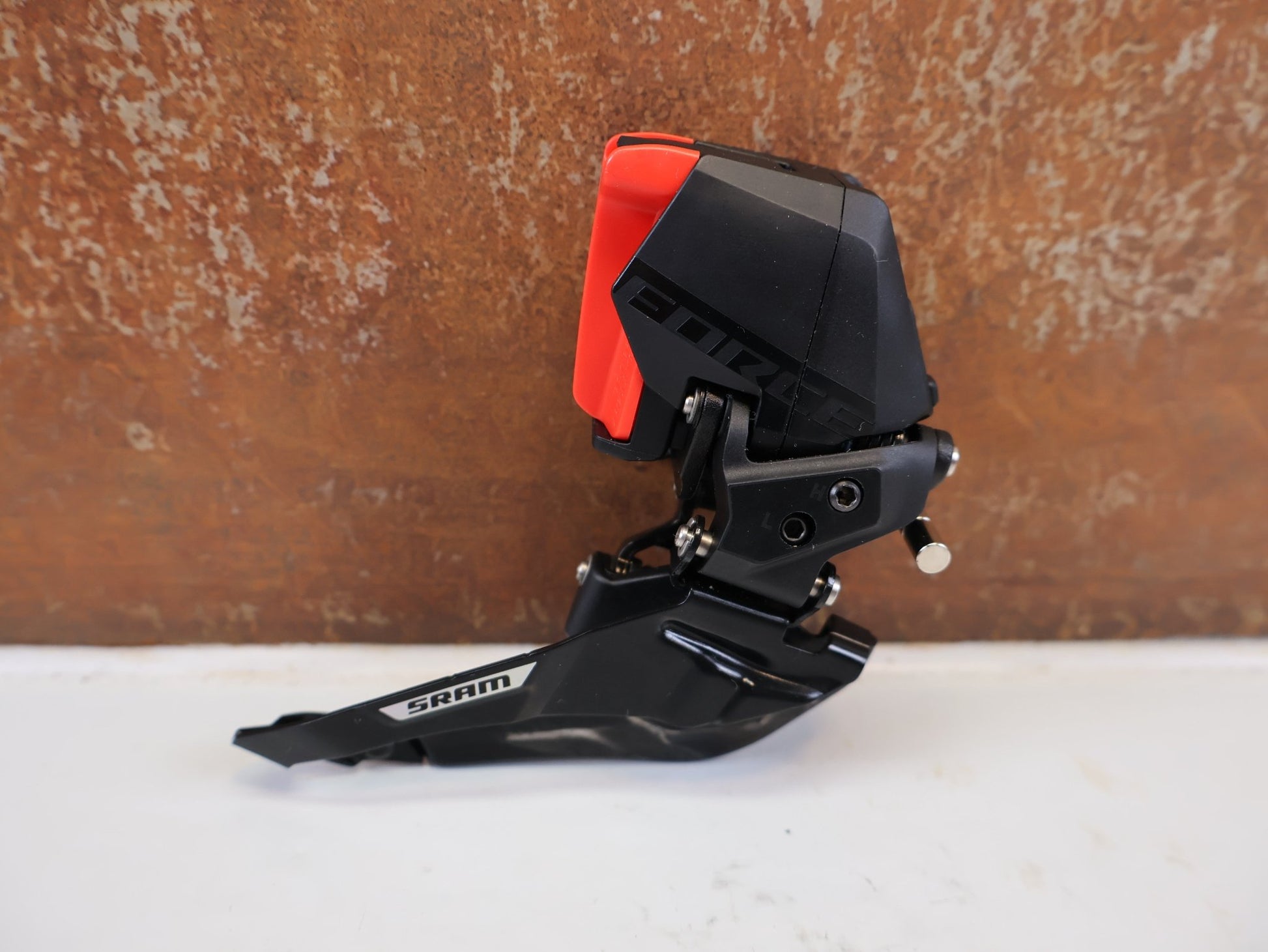Schaltungsteile von Sram, SRAM FORCE E1 AXS UMWERFER 2X12 FACH ANLÖT vor USEDBIKES-OB.DE Hintergrund