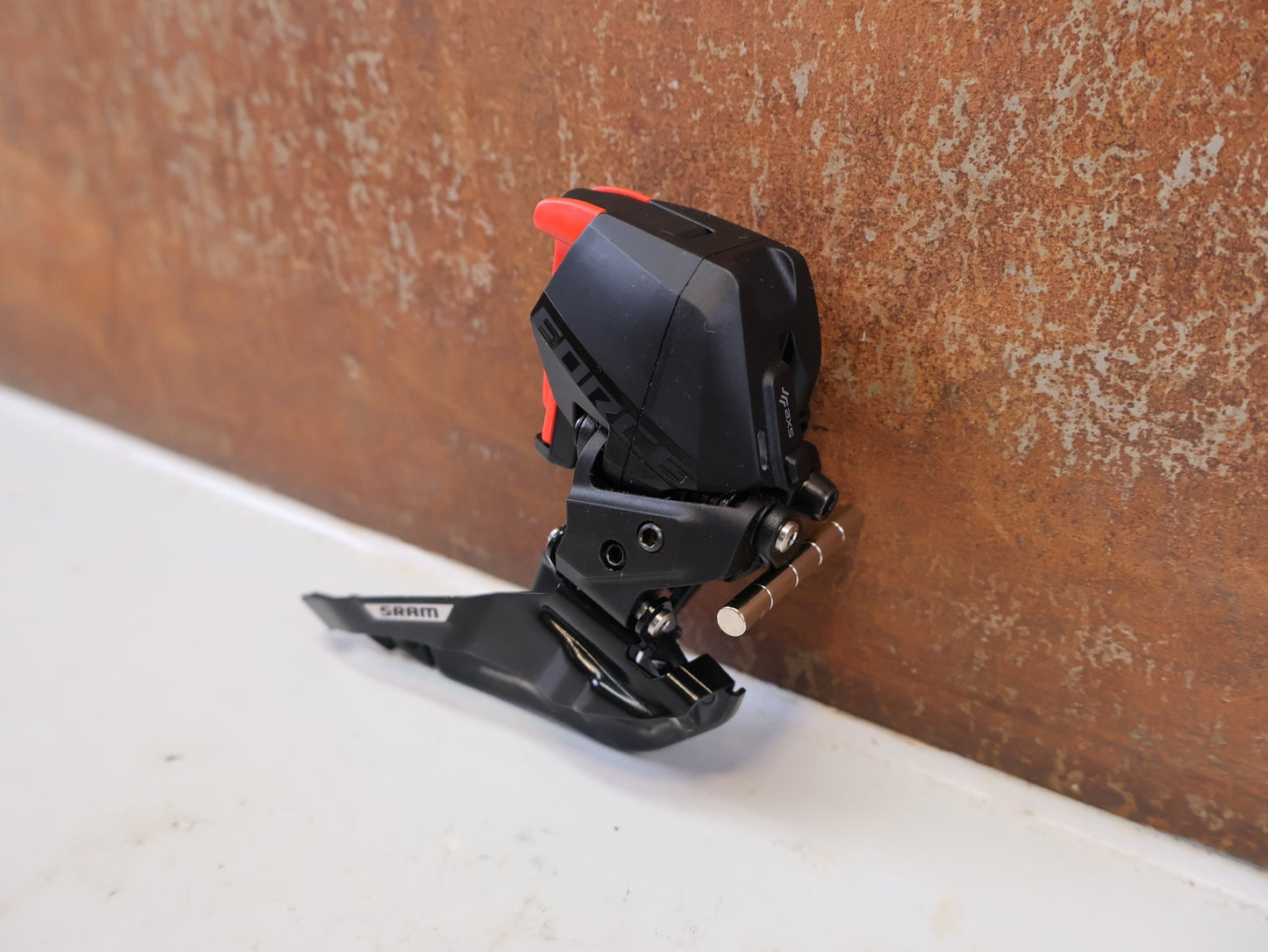 Schaltungsteile von Sram, SRAM FORCE E1 AXS UMWERFER 2X12 FACH ANLÖT vor USEDBIKES-OB.DE Hintergrund