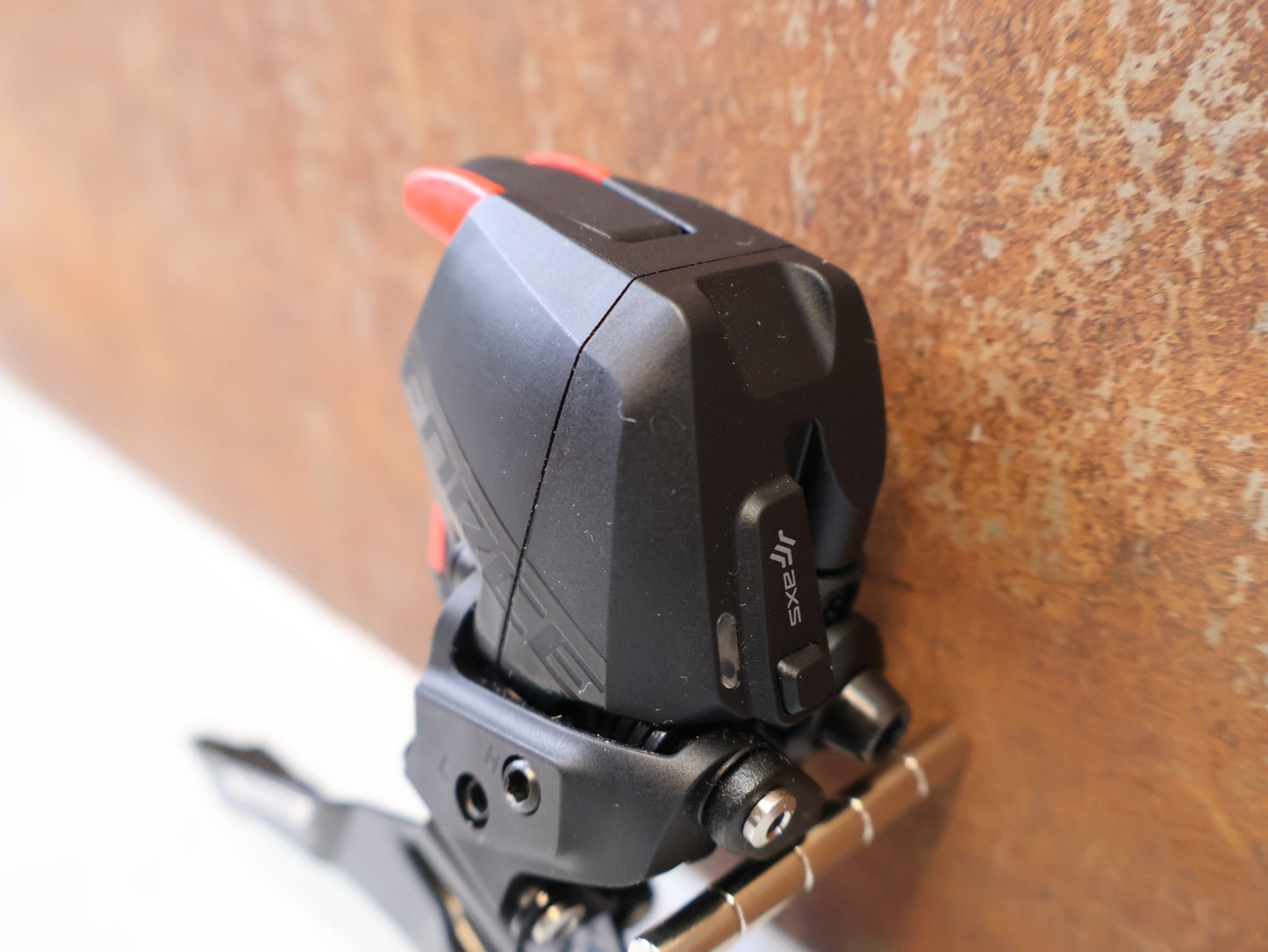 Schaltungsteile von Sram, SRAM FORCE E1 AXS UMWERFER 2X12 FACH ANLÖT vor USEDBIKES-OB.DE Hintergrund