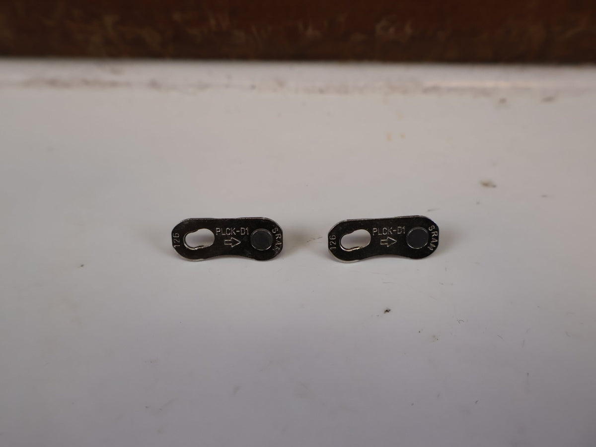 Kette von Sram, SRAM FORCE E1 KETTE FLATTOP 12 / 13 FACH SILBER 114 GL vor USEDBIKES-OB.DE Hintergrund