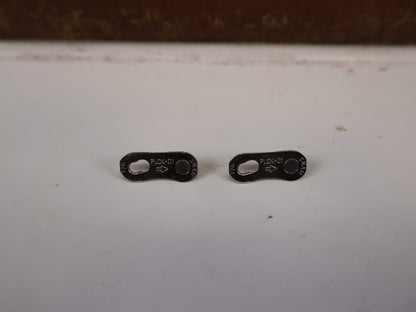 Kette von Sram, SRAM FORCE E1 KETTE FLATTOP 12 / 13 FACH SILBER 114 GL vor USEDBIKES-OB.DE Hintergrund