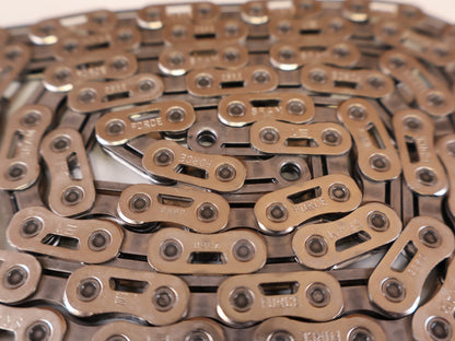 Kette von Sram, SRAM FORCE E1 KETTE FLATTOP 12 / 13 FACH SILBER 114 GL vor USEDBIKES-OB.DE Hintergrund