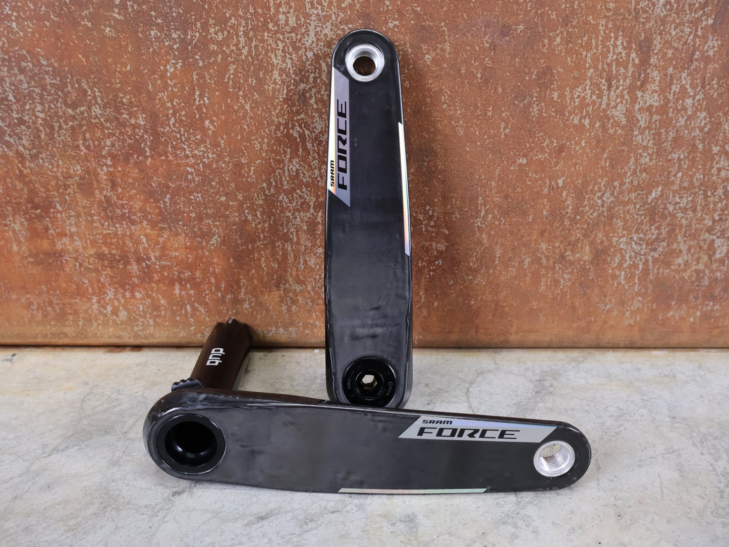 Kurbel von Sram, SRAM FORCE E1 KURBELARME / DUB STANDARD / 175 MM / 8 - BOLT AXS KOMPATIBEL vor USEDBIKES - OB.DE Hintergrund