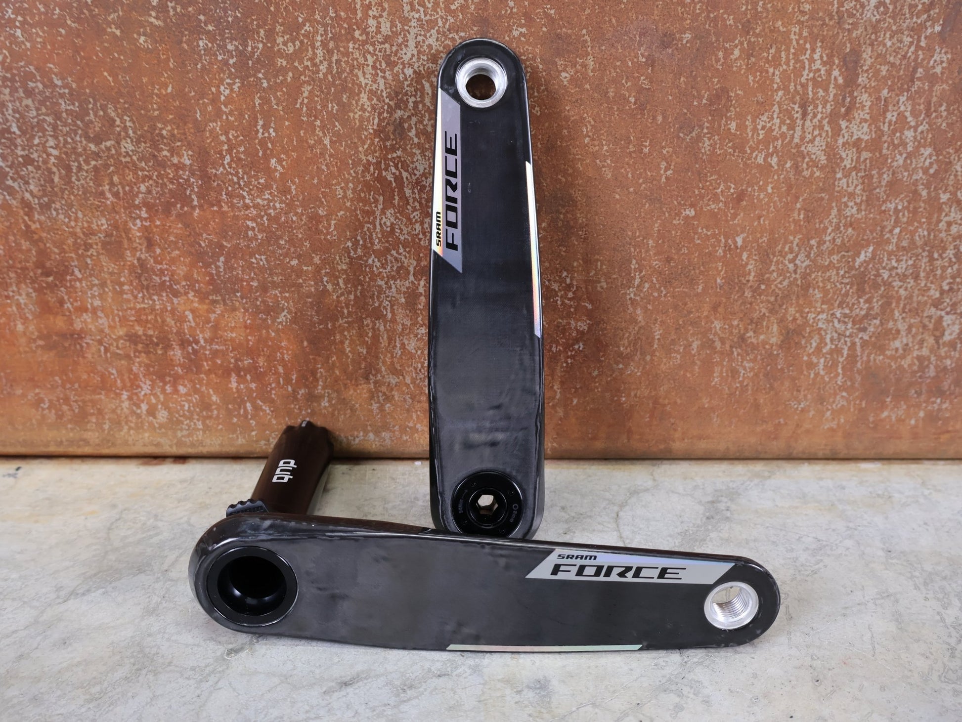 Kurbel von Sram, SRAM FORCE E1 KURBELARME / DUB STANDARD / 175 MM / 8 - BOLT AXS KOMPATIBEL vor USEDBIKES - OB.DE Hintergrund