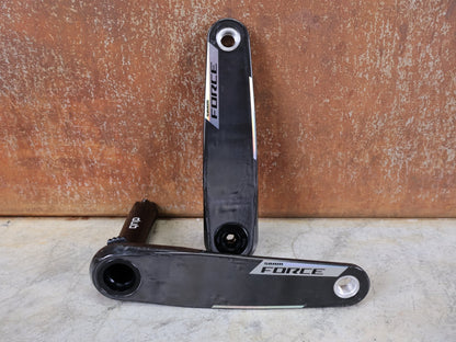 Kurbel von Sram, SRAM FORCE E1 KURBELARME / DUB STANDARD / 175 MM / 8 - BOLT AXS KOMPATIBEL vor USEDBIKES - OB.DE Hintergrund