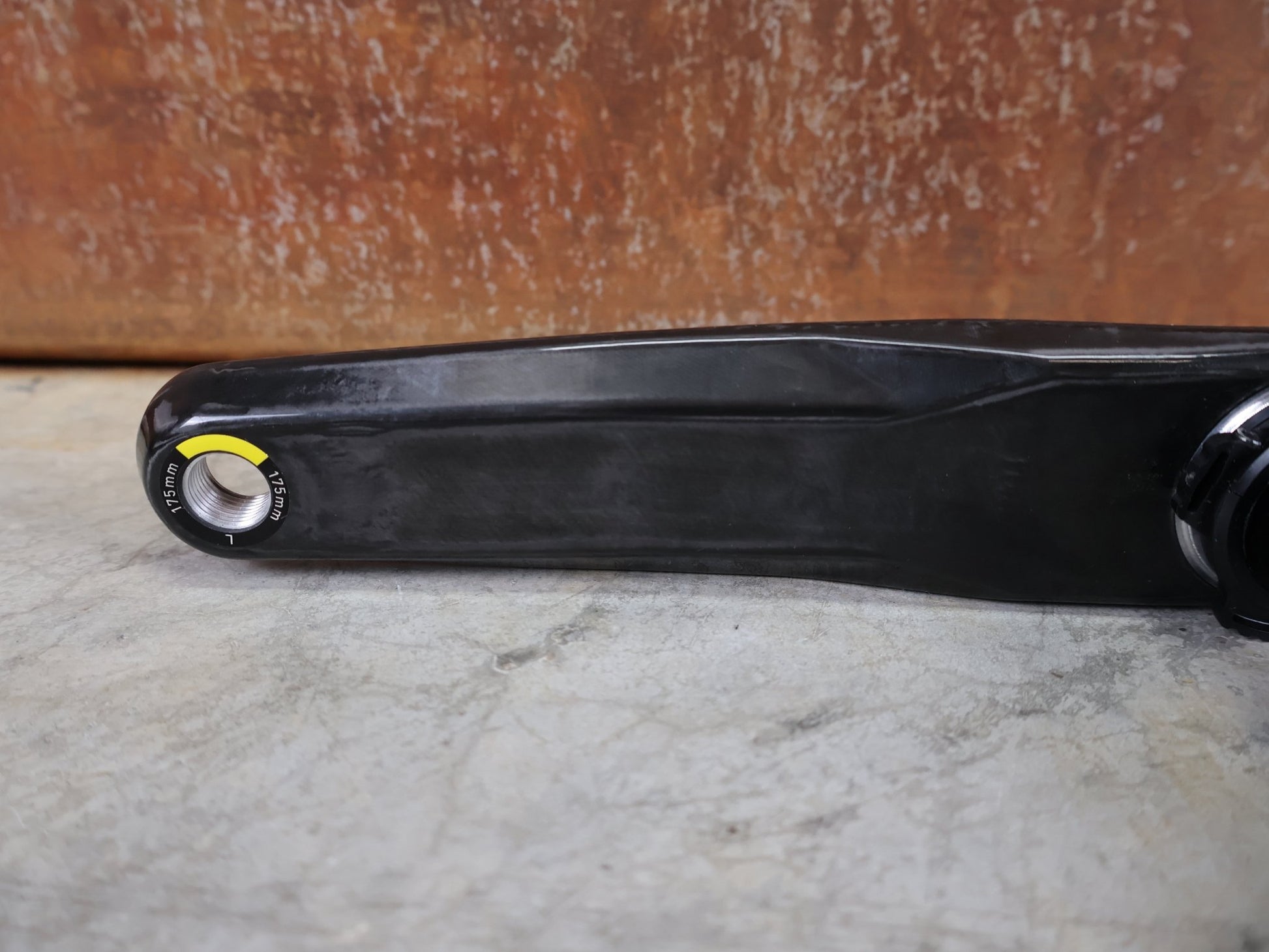 Kurbel von Sram, SRAM FORCE E1 KURBELARME / DUB STANDARD / 175 MM / 8 - BOLT AXS KOMPATIBEL vor USEDBIKES - OB.DE Hintergrund