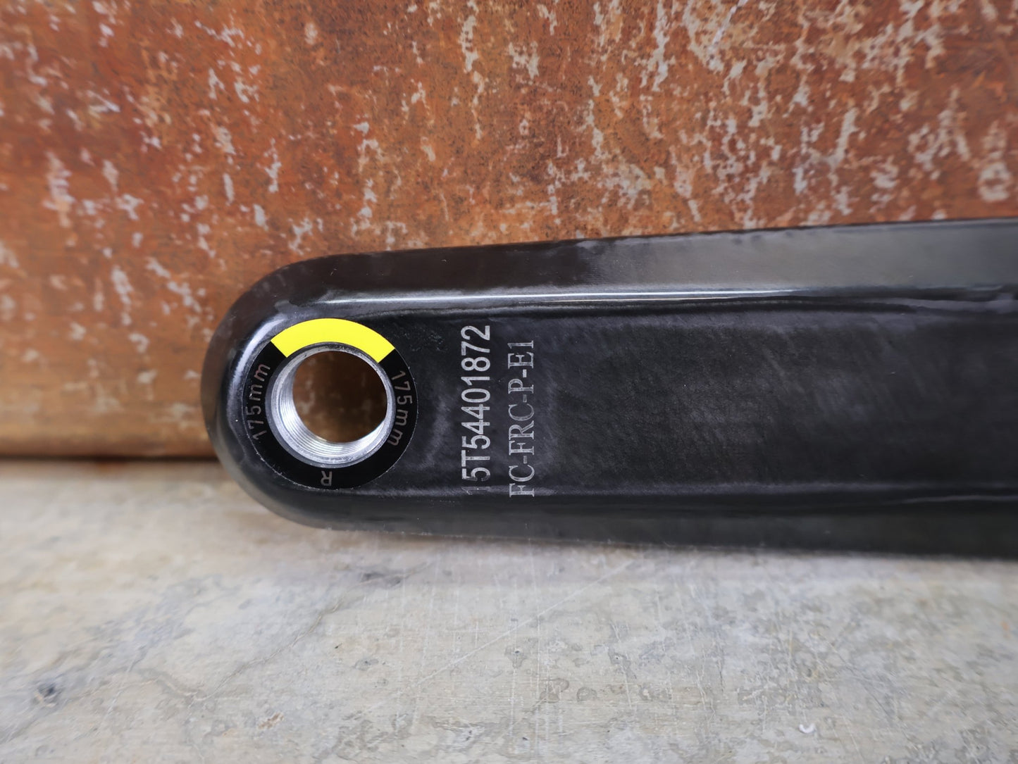 Kurbel von Sram, SRAM FORCE E1 KURBELARME / DUB STANDARD / 175 MM / 8 - BOLT AXS KOMPATIBEL vor USEDBIKES - OB.DE Hintergrund