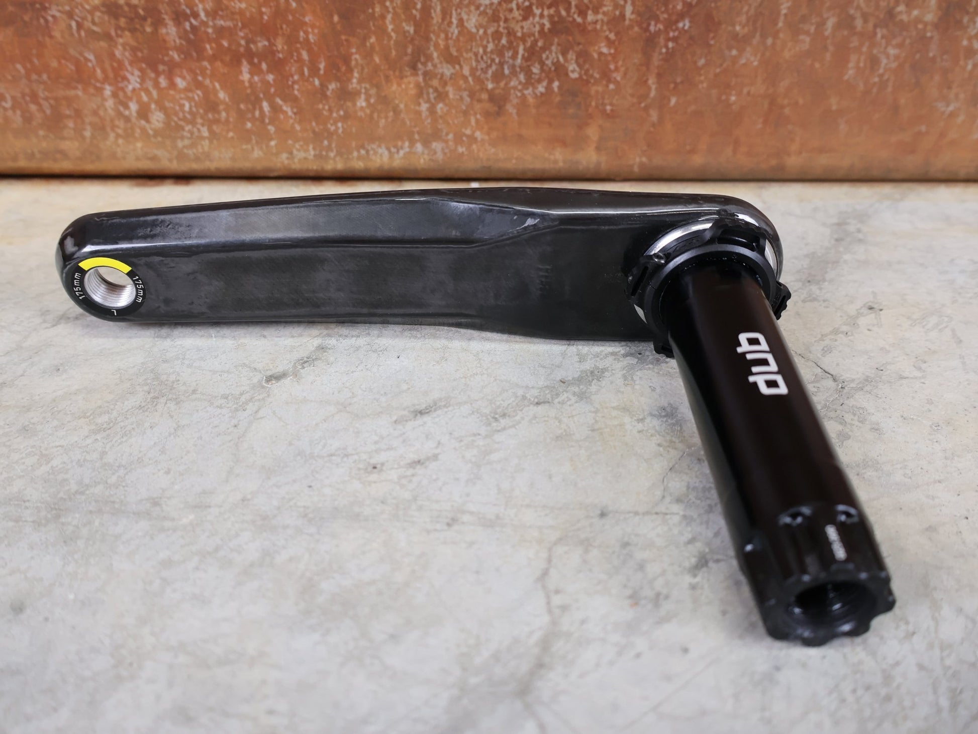 Kurbel von Sram, SRAM FORCE E1 KURBELARME / DUB STANDARD / 175 MM / 8 - BOLT AXS KOMPATIBEL vor USEDBIKES - OB.DE Hintergrund