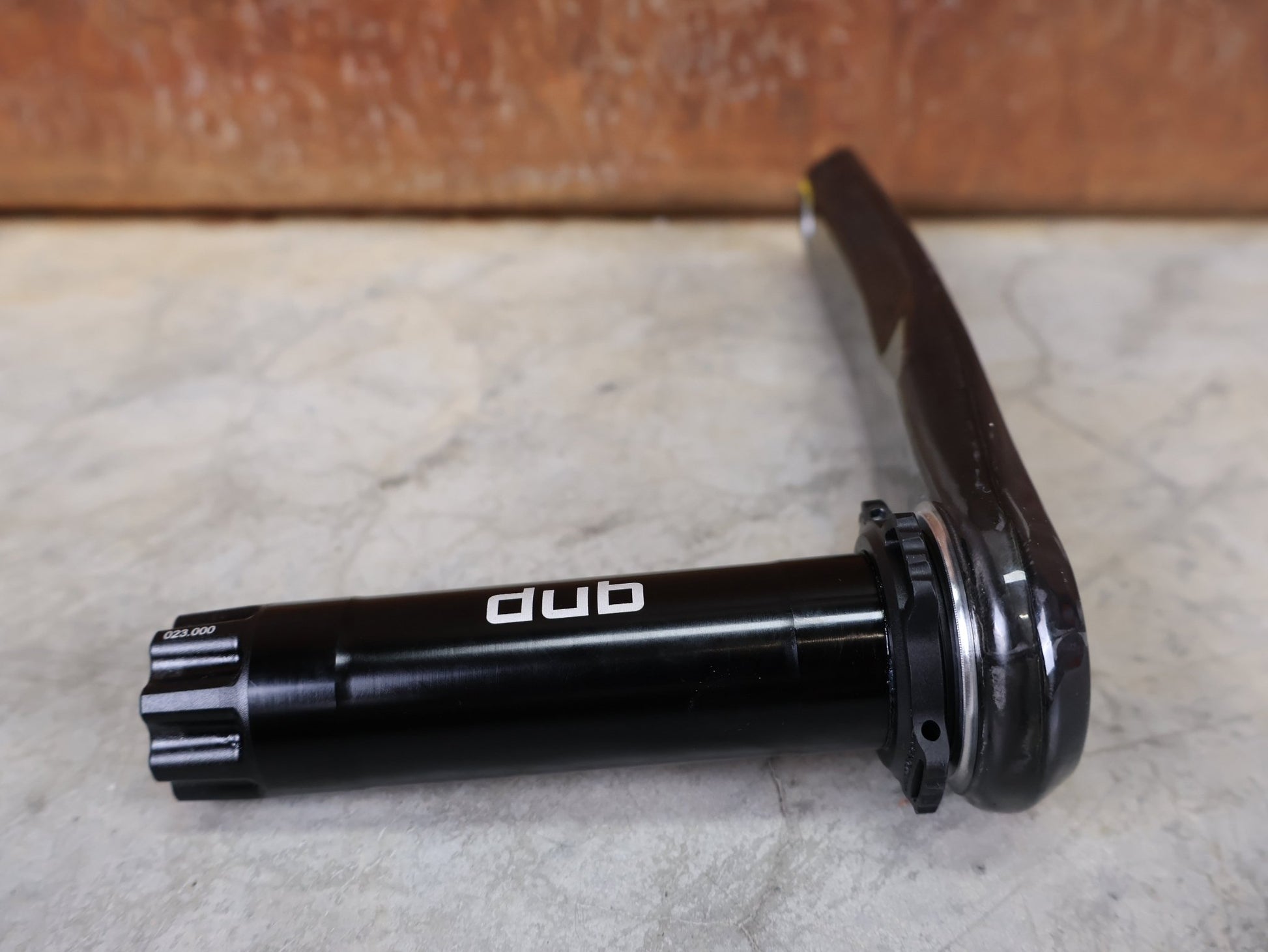 Kurbel von Sram, SRAM FORCE E1 KURBELARME / DUB STANDARD / 175 MM / 8 - BOLT AXS KOMPATIBEL vor USEDBIKES - OB.DE Hintergrund