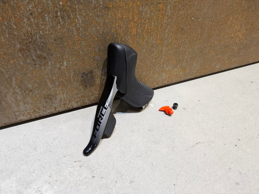 Brems - / Schalthebel von Sram, SRAM FORCE ETAP AXS BREMS - / SCHALTHEBEL DISC / LINKS vor USEDBIKES - OB.DE Hintergrund