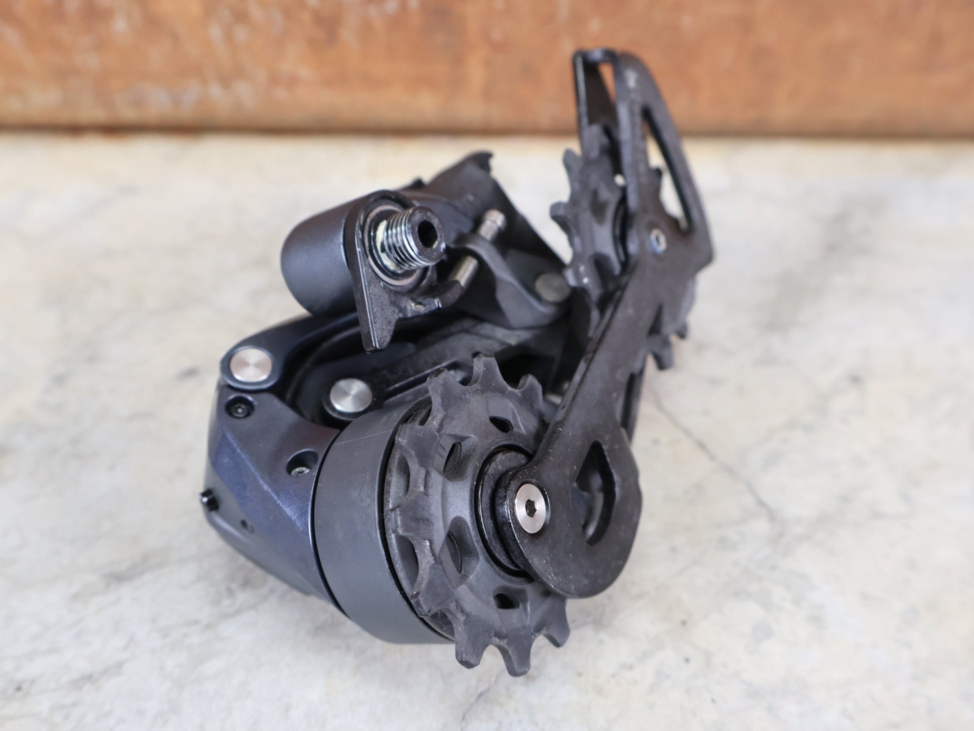 Schaltungsteile von Sram, SRAM FORCE ETAP AXS D1 SCHALTWERK / 12 - FACH / ROAD / MAX 33 ZÄHNE / LUNAR GREY vor USEDBIKES - OB.DE Hintergrund