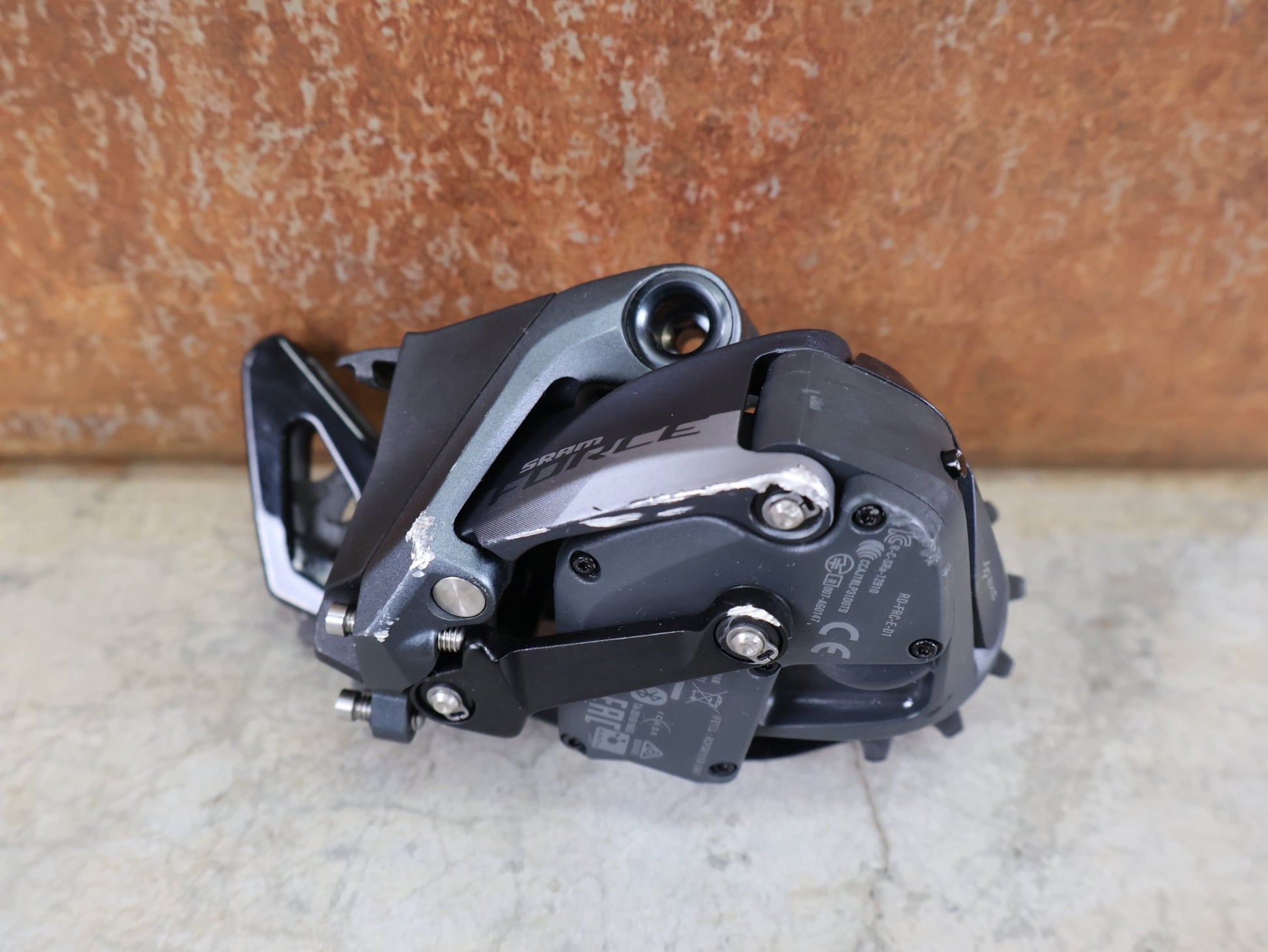 Schaltungsteile von Sram, SRAM FORCE ETAP AXS D1 SCHALTWERK / 12 - FACH / ROAD / MAX 33 ZÄHNE / LUNAR GREY vor USEDBIKES - OB.DE Hintergrund