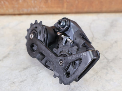 Schaltungsteile von Sram, SRAM FORCE ETAP AXS D1 SCHALTWERK / 12 - FACH / ROAD / MAX 33 ZÄHNE / LUNAR GREY vor USEDBIKES - OB.DE Hintergrund