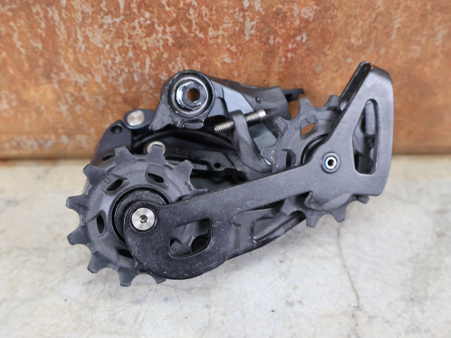 Schaltungsteile von Sram, SRAM FORCE ETAP AXS D1 SCHALTWERK / 12 - FACH / ROAD / MAX 33 ZÄHNE / LUNAR GREY vor USEDBIKES - OB.DE Hintergrund