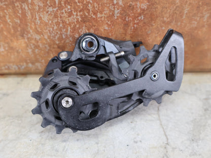 Schaltungsteile von Sram, SRAM FORCE ETAP AXS D1 SCHALTWERK / 12 - FACH / ROAD / MAX 33 ZÄHNE / LUNAR GREY vor USEDBIKES - OB.DE Hintergrund