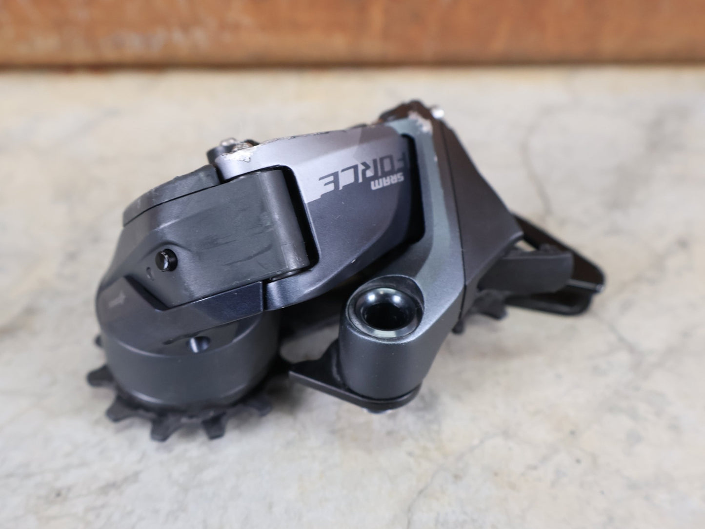 Schaltungsteile von Sram, SRAM FORCE ETAP AXS D1 SCHALTWERK / 12 - FACH / ROAD / MAX 33 ZÄHNE / LUNAR GREY vor USEDBIKES - OB.DE Hintergrund